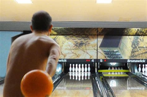 Un tournoi de bowling naturiste à Paris Sortiraparis com