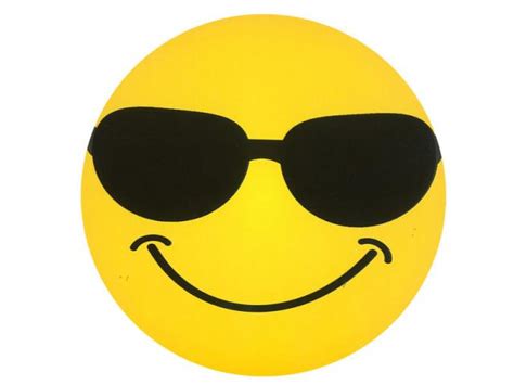 Ein sehr häufig verwendeter smiley bei whatsapp. Postkarte Gollong rund lachender Smiley mit Sonnenbrille ...