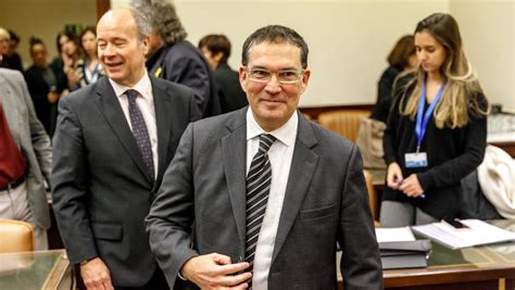 El abogado de Puigdemont toma posesión como diputado con menciones a la