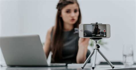 Zo trek je niet alleen de aandacht van de werkgever, maar kom je ook gemotiveerd over en laat je zien wie je bent. De 6 beste video-CV's ooit gezien - Jobat.be