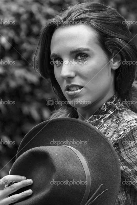 Face Of Beautiful Woman With Hat In Black And White — Stock Photo