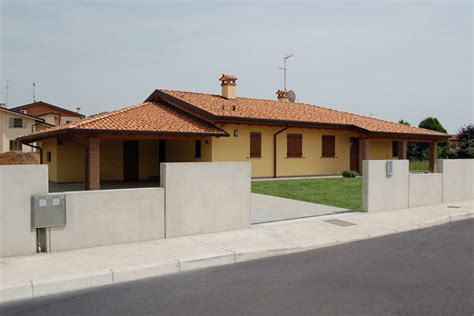 Scorriamo allora insieme le prossime immagini e scopriamo 20 case a un piano da cui trarre spunto. Villetta su un piano, case a un piano in cemento armato ...