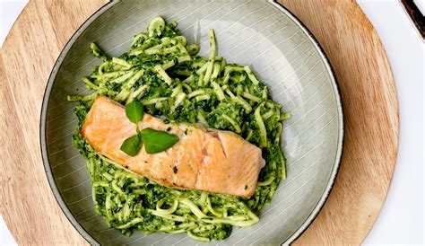 Pasta pesto met zalm courgette en spinazie