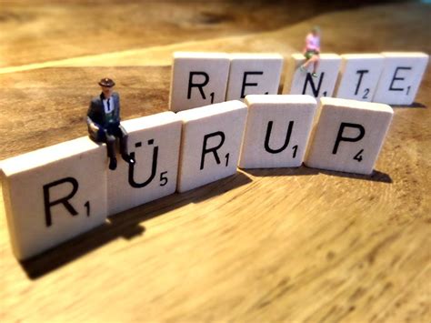 Rente (aus dem französischen entlehnt, über vulgärlatein rendita ‚pachtzins', zu reddere ‚zurückgeben, erstatten' gebildet) steht für: Mir der Rürup Rente in dividendenstarke Aktienfonds ...