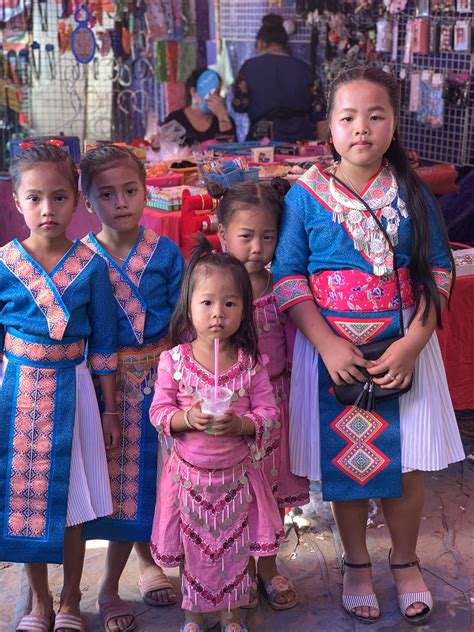 Épinglé-par-kia-vue-sur-hmong-clothes-from-around-the-world