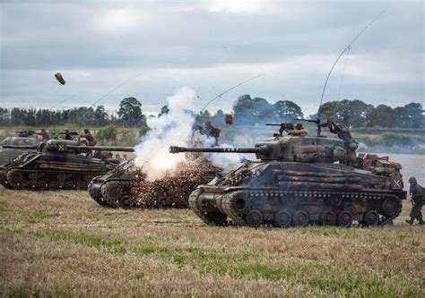 Divisiones de tanques aliadas luchando contra panzers alemanes. wikiabbyblog: Fury (película) - Corazones de Hierro