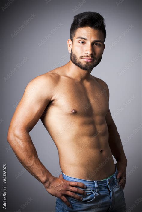 Hombre Latino Con Torso Desnudo Y Pantalones Vaqueros Stock Photo
