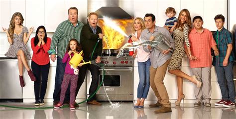 Presented in a mockumentary style, the fictional characters frequently talk directly into the camera. ¡Modern Family sigue por dos temporadas más! | Metro 95.1