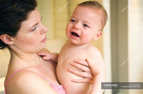 Mujer y bebé desnudo llorando Mujeres Problema Stock Photo
