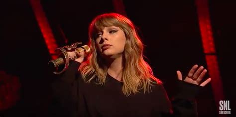 Taylor Swift Used A Sparkly Snake Mic On Snl And I Cant