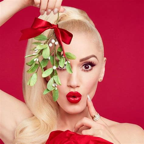 Gwen Stefani Announces Christmas Album Gwen Stefani Christmas Photoshoot Christmas Beauty
