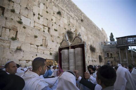 Who Are The Kohanim Jewish Priestly Caste Perform Passover Blessings