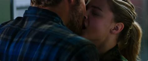 Evan And Cassies Kiss 5thwavemovie The 5th Wave Pinterest Kiss