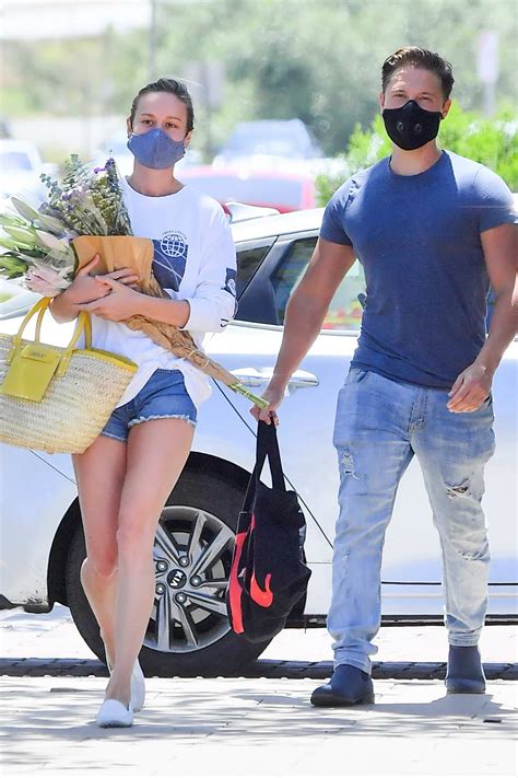 Brie Larson And Babefriend Elijah Allan Blitz Shop For Flowers At A Farmer S Market In Malibu