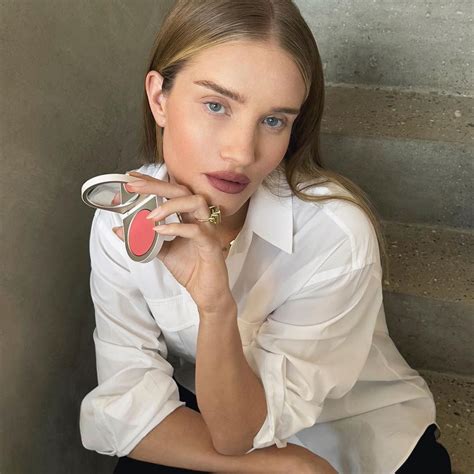 Rosie Huntington Whiteley S Makeup Routine Is Into The Gloss