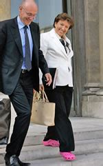 Les crocs que porta roselyne bachelot, ministre de la santé et des sports, à la suite d'un pari sur le nombre de médailles de la france aux jeux olympiques ont été vendues pour la coquette somme de. French Sports Minister Lost Bet, Wore Pink Crocs to Cabinet Meeting - Neatorama