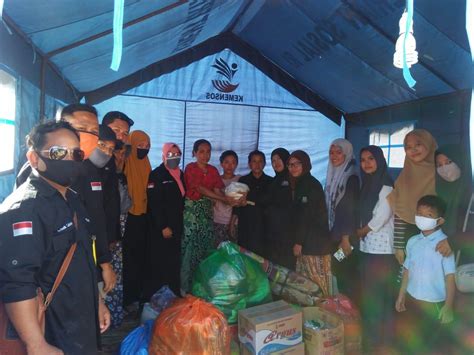 Terjemahan frasa keluarga angkat dari bahasa indonesia ke bahasa inggris dan contoh penggunaan keluarga angkat dalam kalimat dengan terjemahannya: Peduli Sesama, Komunitas Keluarga Angkat Bantu Korban ...