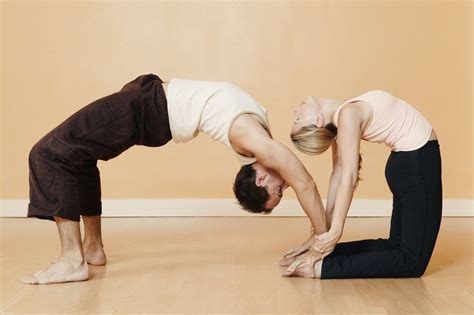 Картинки йога на двоих 45 фото