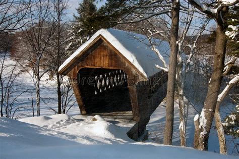 Neve De Sopro Do Vento Em Torno Da Ponte Coberta Em Nova Inglaterra