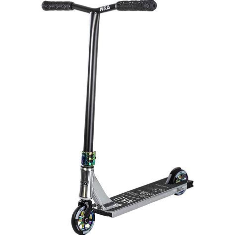 Because of that, a stunt scooter, unlike a regular scooter, can handle ramps and you jumping around on it. NKD Rally V4 Stunt Scooter - Ganz Schweiz Skate- und Surf Shop
