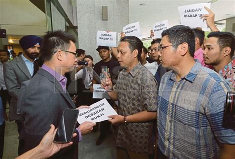 ^ a b jack wong (19 jun 2007). Eric Liew tiada di Cisco Malaysia lagi METROTV | Harian ...