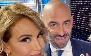 La tegola di astrazeneca è un taglio pesante sulle nostre forniture. Matteo Bassetti a Domenica Live con la moglie: Maria ...
