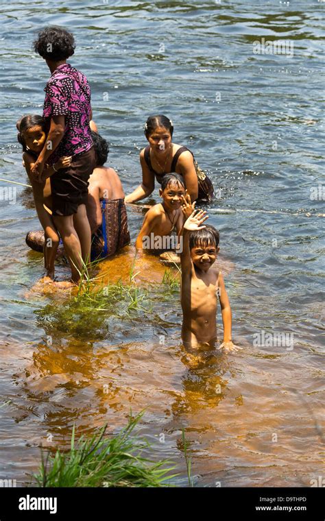 La población local está tomando un baño en el río en el Teuk Chhou