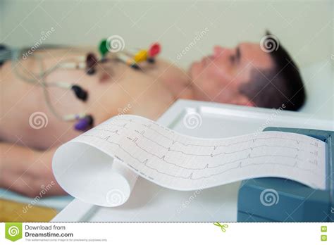 Paciente Masculino Teniendo Electrocardiograma De Ecg En Hospital Imagen De Archivo Imagen De
