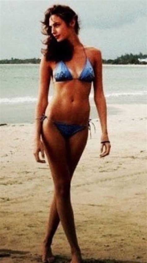 Gal Gadot Looks Super Hot In Bikini See Here Iwmbuzz