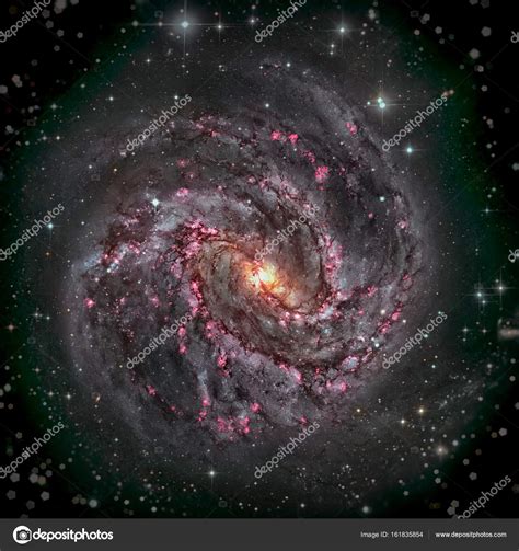 Estos brazos están salpicados de estrellas azules jóvenes, filamentos oscuros de polvo cósmico y regiones brillantes y borrosas de. Messier 83 é uma galáxia espiral barrada na direção da ...