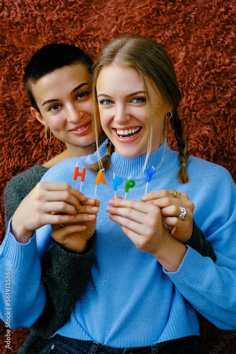 Foto Stock Female Couple Holding Happy Birthday Candles And Smiling Lesbian Couple Lgbt Adobe