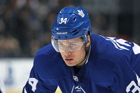 Toronto maple leafs auston matthews takes to the ice as training camp opens in toronto on july 13, 2020. Auston Matthews nöyryytti NHL-veteraanivahtia jäätävällä ...