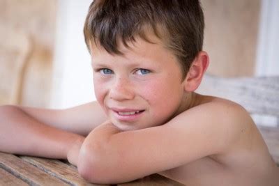 Les parents de giusepe, petit garçon autiste de 6 ans, se battent po.ur qu'une école parisienne l'accueille enfin. mathis 9 ans le hero de bolide le labrador