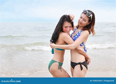 Due Donne Lesbiche Asiatiche Sexy E Di Bellezza In Bikini Verde E Blu Che Stanno In Piedi E