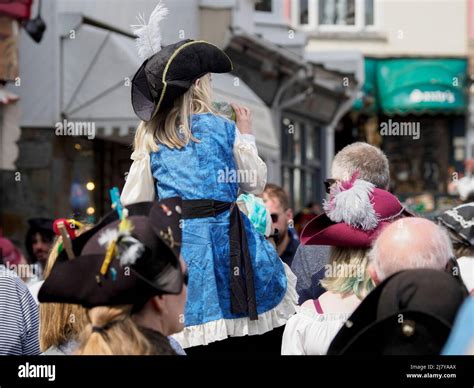 Das Kind Wird Beim Brixham Pirate Festival 2022 Devon Großbritannien Auf Den Schultern Des