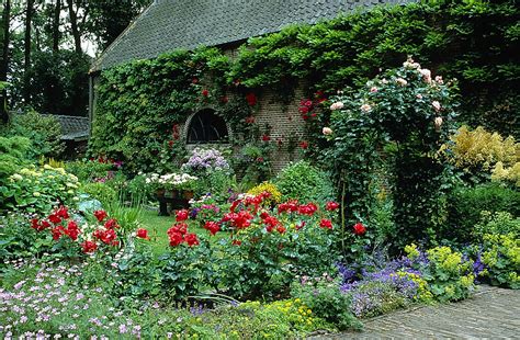Ein Sommergarten Wie In England Garten Englischer Garten Cottage