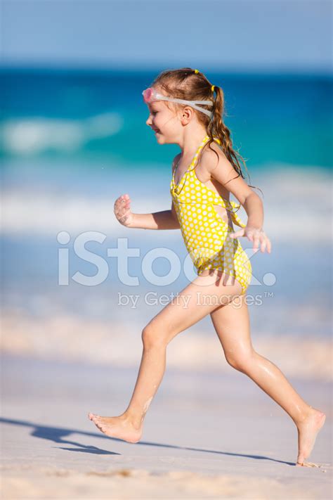 Niedliche Kleine Mädchen Am Strand Stockfoto Lizenzfrei Freeimages