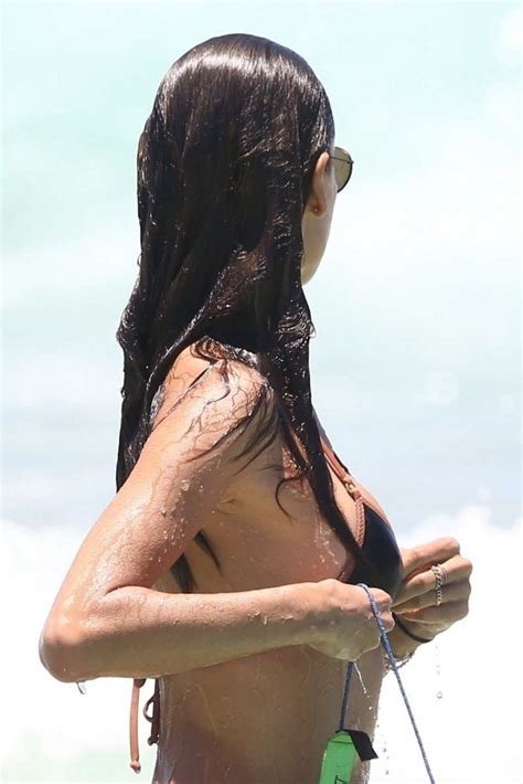 Alessandra Ambrosio incrível na praia Tomates Podres