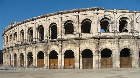 Located between the sea and the cevennes hills, nîmes is one of the most attractive towns in mediterranean france. Immobilier à NIMES
