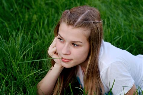 무료 이미지 잔디 사람 소녀 여자 머리 사진술 목초지 꽃 여름 초상화 모델 봄 녹색 어린이 레이디