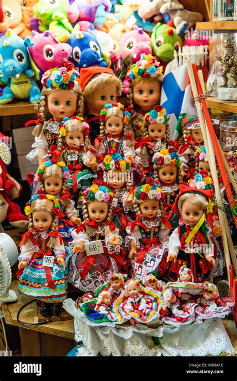 muñeca vestida con trajes tradicionales fotografías e imágenes de alta resolución alamy
