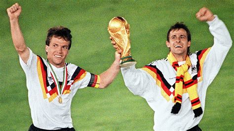 Er begann seine karriere im herrenbereich 1978 in der landesliga mitte beim 1. Pierre Littbarski: Blick nach drüben :: DFB - Deutscher ...