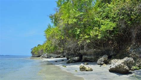Yang membuat tempat ini menarik untuk dikunjungi adalah konturnya yang dijamin akan menyita. Daftar Destinasi Wisata Pantai Di Jawa Tengah ~ Wisata Jawa Tengah