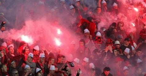 Momenti i arrestimit të tifozëve në stadium nga Policia e Shqipërisë