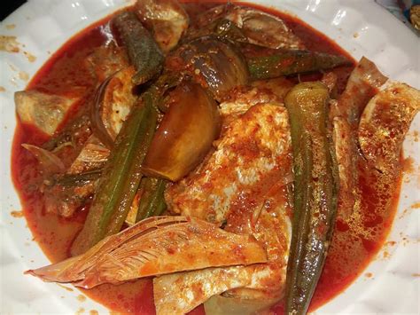 Cuci bersih ikan, lumuri dengan air jeruk nipis dan garam, diamkan selama 15 menit. Resepi Asam Pedas Asli Melaka | Iluminasi
