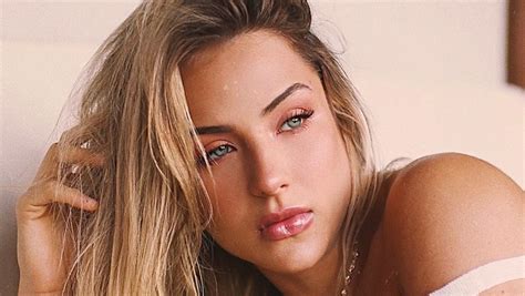 Melhores álbuns de gabi martins. Gabi Martins posa de shortinho e sensualiza