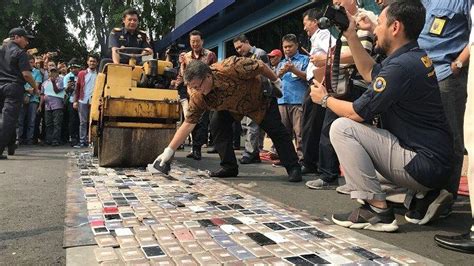 ribuan handphone berbagai merek ilegal dimusnahkan bea