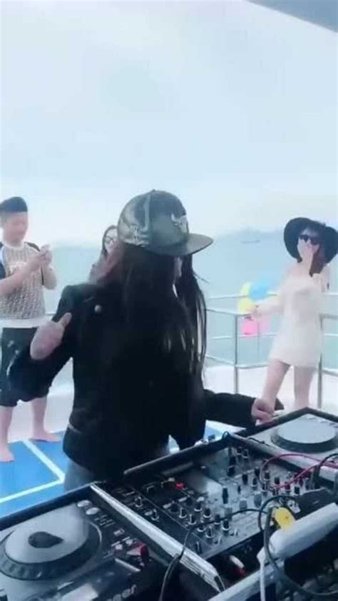 游艇上的女打碟手这样的女DJ现在真的很少见太震撼了 腾讯视频