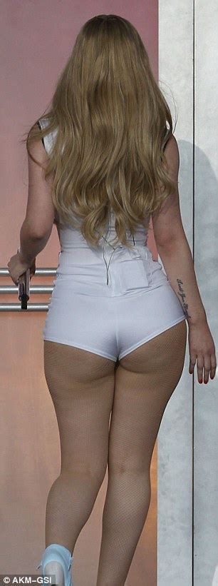 Iggy Azalea Shows Off Her Bootylicious Behind In Skimpy Stage Shorts