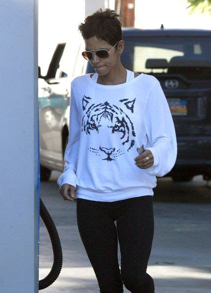 Halle Berry Sweatshirt In 2021 Halle Berry Style Sweatshirts Halle